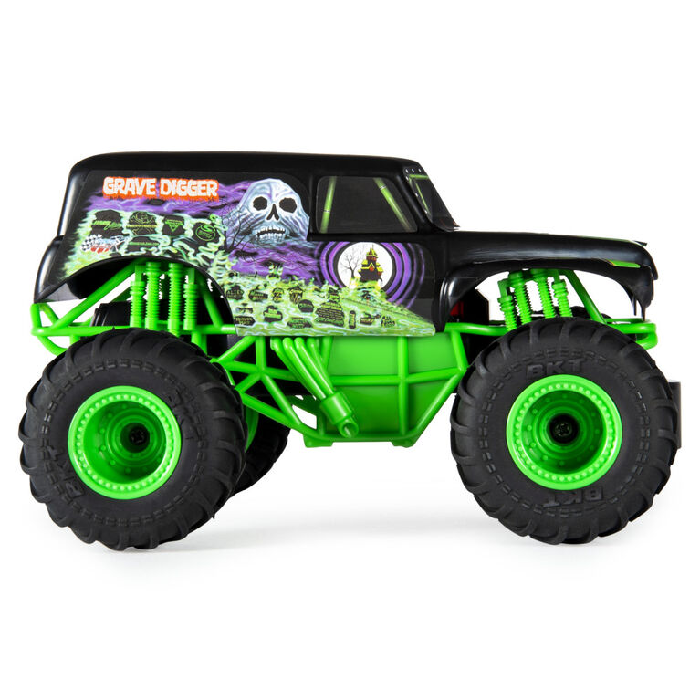Monster Jam, Official Grave Digger Remote Control Monster Truck, 1:24 Scale, 2.4 GHz