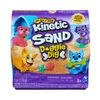 Kinetic Sand, Doggie Dig avec outil multi-usage surprise en forme de chien, 170 g de sable de plage et rangement de sable à modeler (plusieurs modèles disponibles.), jouets sensoriels