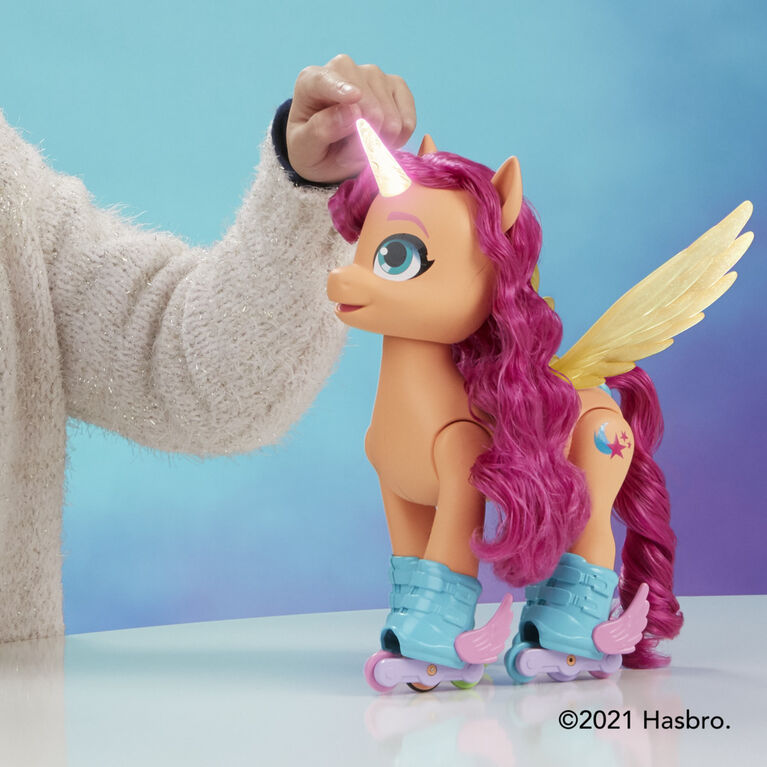 My Little Pony: A New Generation Sunny Starscout chante en rollers