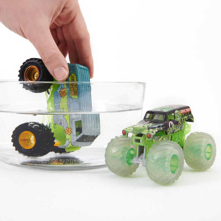 Monster Jam, Official Grave Digger Vs. Mystery Machine Color-Changing Die-Cast Monster Trucks, 1:64 Scale