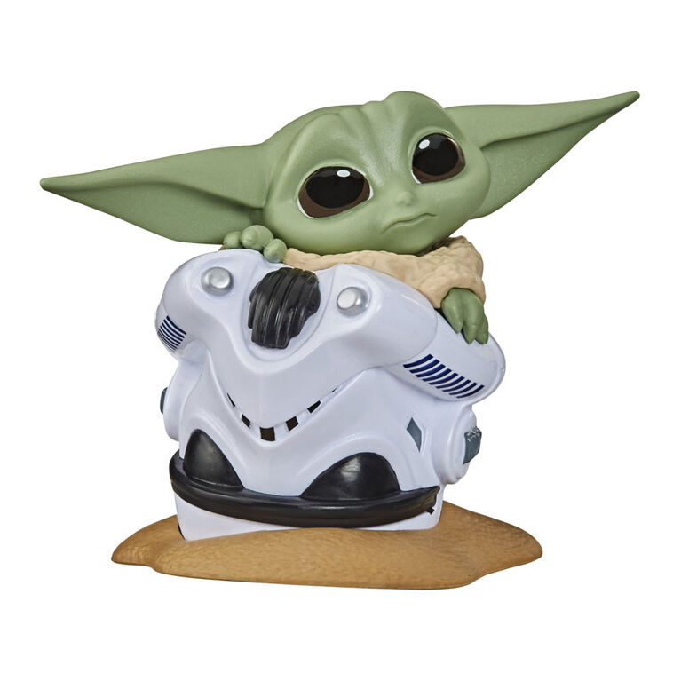 Star Wars The Child Figurine De Bebe Yoda Cache Dans Un Casque Toys R Us Canada