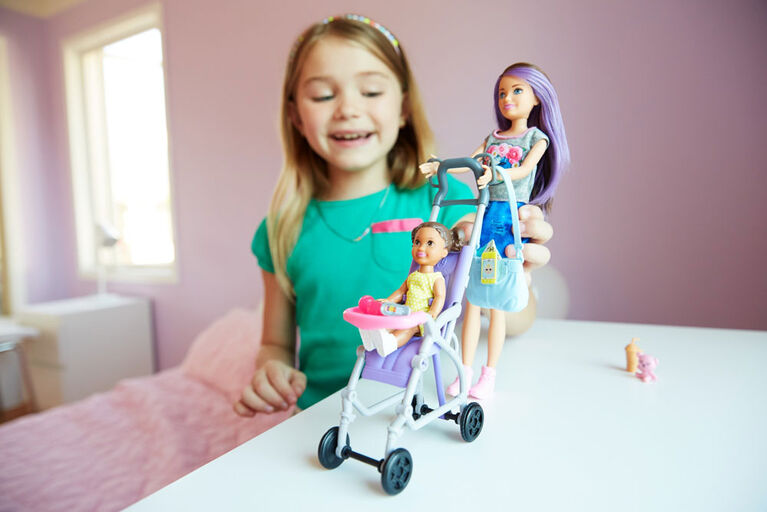 Coffret Barbie Babysitters avec une poupée Skipper, une poupée bébé, avec Poussette gonflable et des accessoires à thème