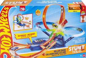Hot Wheels Stunt Tracks Mid-Air Crash Playset with 1:64 Scale Die-Cast Toy Car & Motorized Booster