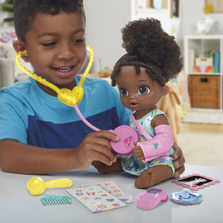 Baby Alive, Bella va mieux, coffret de poupée (cheveux noirs) pour jouer au docteur