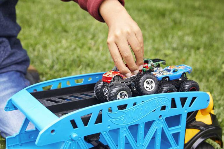 Hot Wheels - Monster Trucks - Véhicule Transporteur Monstre + 3 Camions - Notre exclusivité