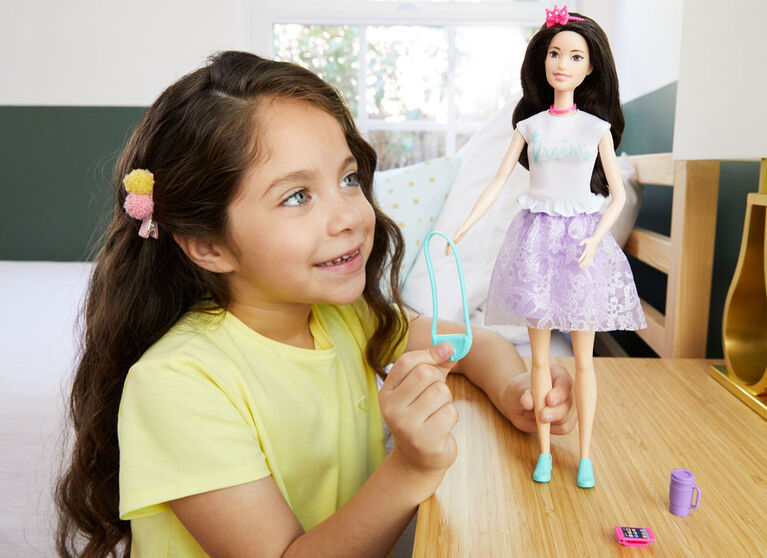 Poupée ​Renee Barbie Princess Adventure de 30,5 cm (12 po) vêtue d'une tenue et d'accessoires