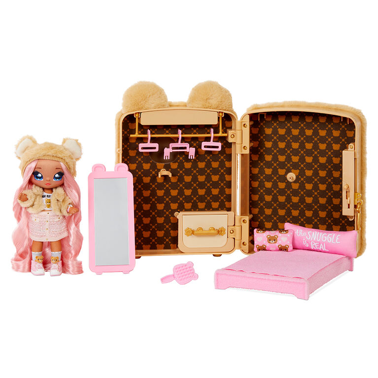 Na Na Na Surprise 3-in-1 Backpack Bedroom Playset Sarah Snuggles In Exclusive Outfit | Fuzzy Teddy Bear Bag, Real Mirror, Closet with Drawer, Pillows, Blanket | Kids Ages 5+