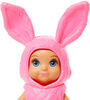 Poupée bébé ​Skipper Babysitters Inc. Barbie avec costume-barboteuse de lapin rose et couche amovibles
