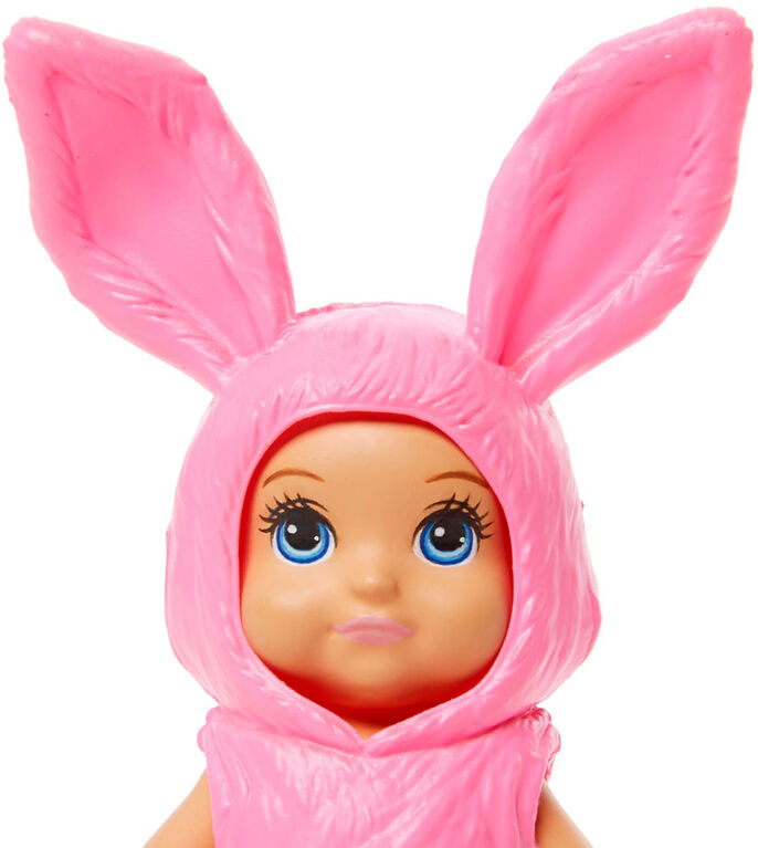 Poupée bébé ​Skipper Babysitters Inc. Barbie avec costume-barboteuse de lapin rose et couche amovibles