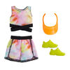 Coffret Tenue Barbie comprenant haut athlétique et short tie-dye, visière orange et espadrilles jaunes, vêtements pour poupées