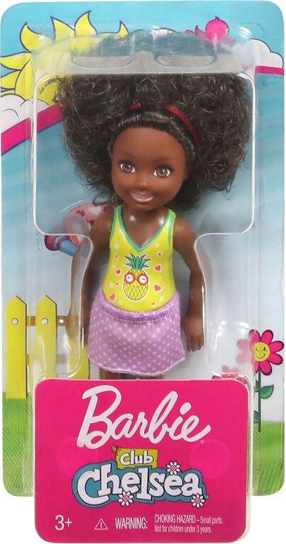 Barbie - Club Chelsea - Poupée, cheveux bruns et haut Ananas