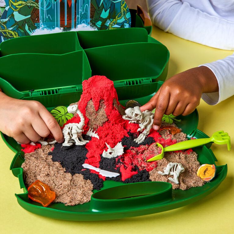 Kinetic Sand, Coffret Chercheur de dinosaures, 680 g de sable modelable (couleur plage marron, rouge et noir), boîte de rangement réutilisable, fossiles, 4 outils et moules, jouets sensoriels pour enfants à partir de 3 ans