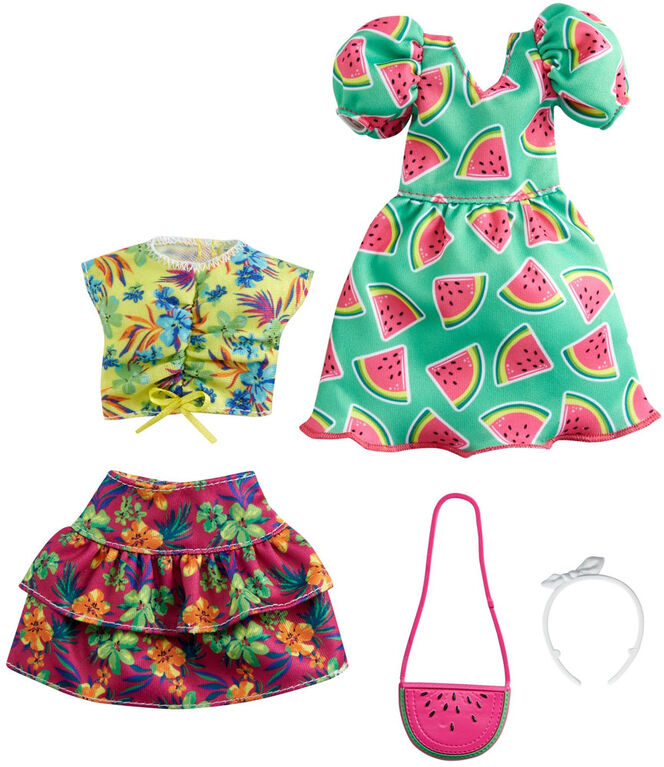 ​Coffret Tenues Barbie avec 2 tenues pour la poupée Barbie, comprend robe à imprimé melon d'eau, jupe florale, débardeur tropical et 2 accessoires