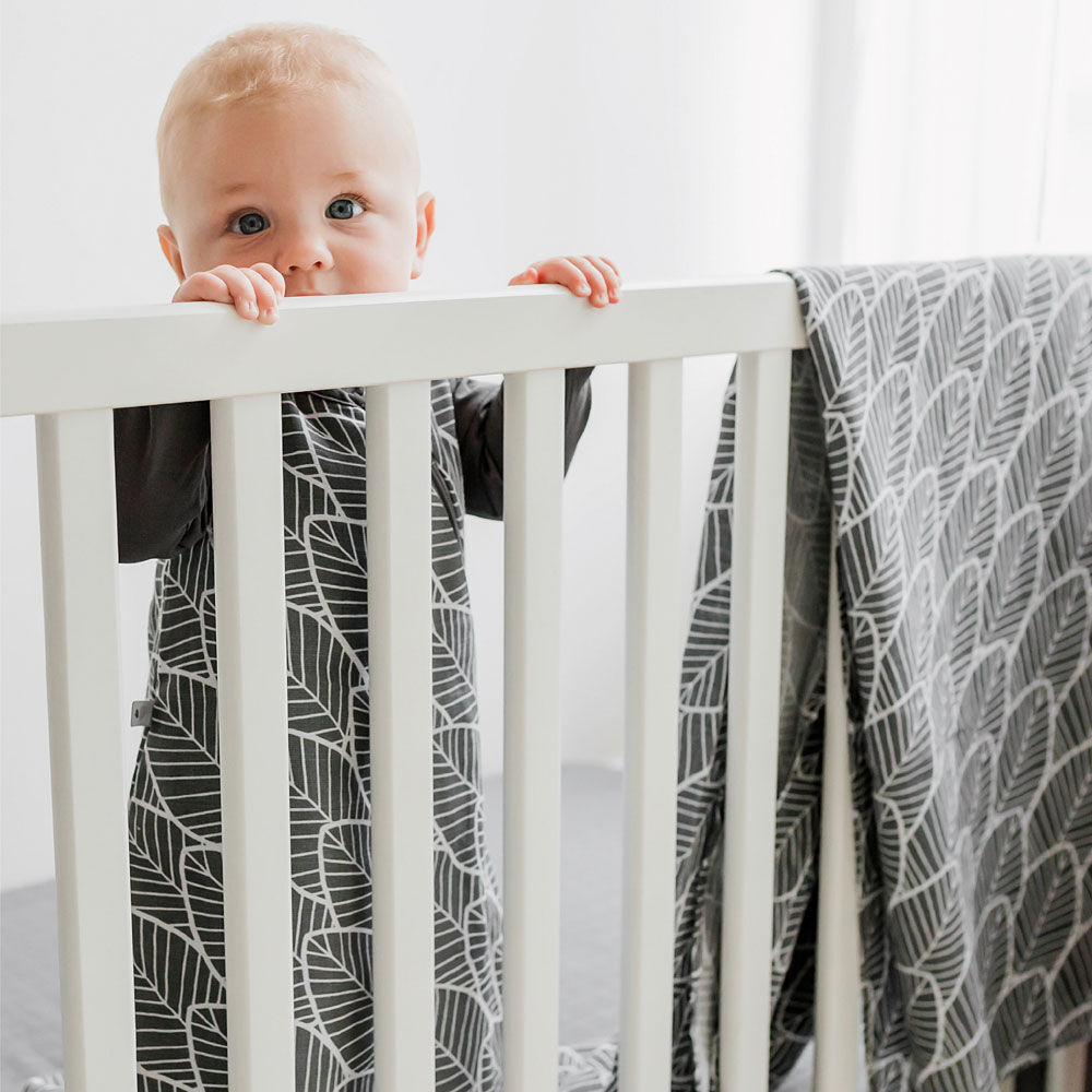 Perlimpinpin-Muslin sleep bag 1.5 TOG-Charcoal leaves-0-6m