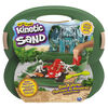 Kinetic Sand, Coffret Chercheur de dinosaures, 680 g de sable modelable (couleur plage marron, rouge et noir), boîte de rangement réutilisable, fossiles, 4 outils et moules, jouets sensoriels pour enfants à partir de 3 ans