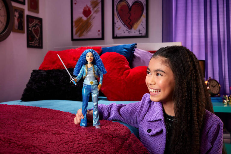 Poupée mode et accessoires ​The Pocket Watch / Descendants: The Rise of Red de Disney de Mattel, Princesse Chloe Charmant, fille de Cendrillon, avec vêtements et épée inspirés du film