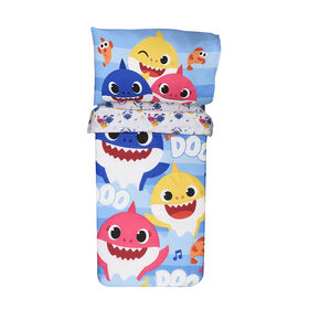 Ensemble de 3 pièces de literie Bébé Requin pour lit de tout-petit avec couette réversible, drap-housse et taie d'oreiller par Nemcor