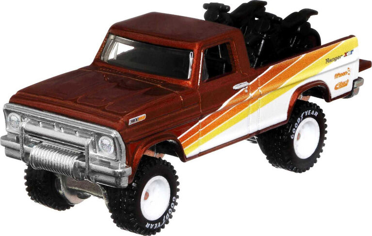 Hot Wheels Premium Collect Display Set with 3 1:64 Scale Die-Cast Cars and 1 Team Transport Vehicle