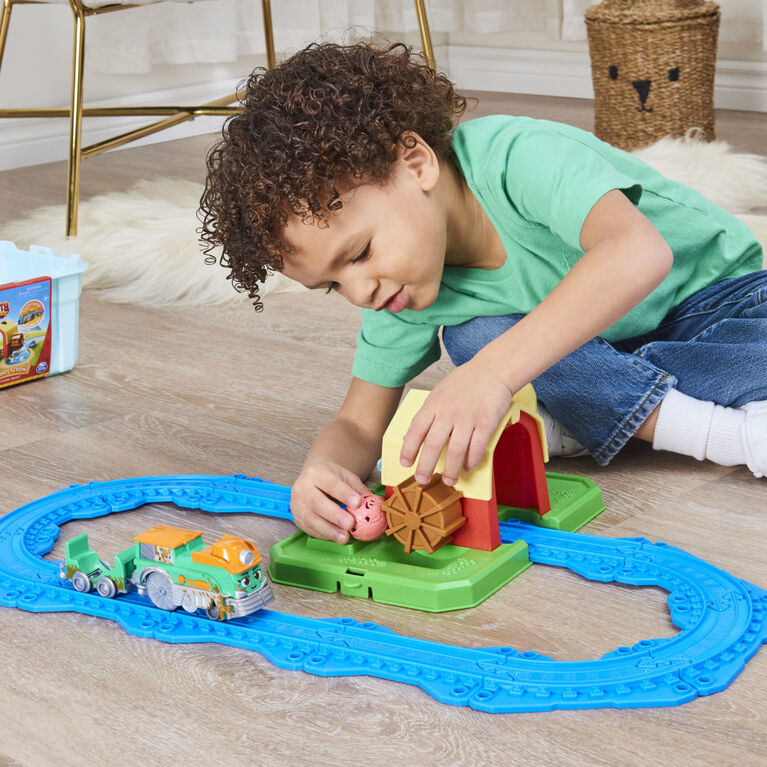 Mighty Express, Farm Station Adventure Bucket and 11-Piece Train Track Set with Exclusive Farmer Faye Toy Train