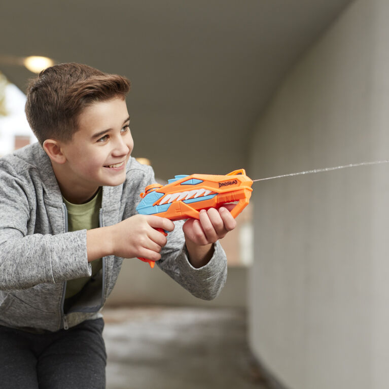 Nerf Super Soaker DinoSquad, blaster à eau Raptor-Surge actionné par la détente