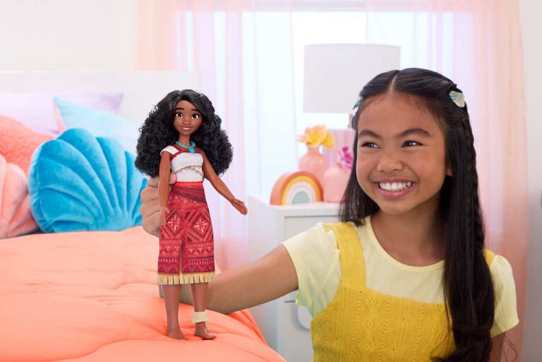 Disney Moana 2 Moana Fashion Doll with 2 Accessories & Removable Outfit, Inspired by the Movie