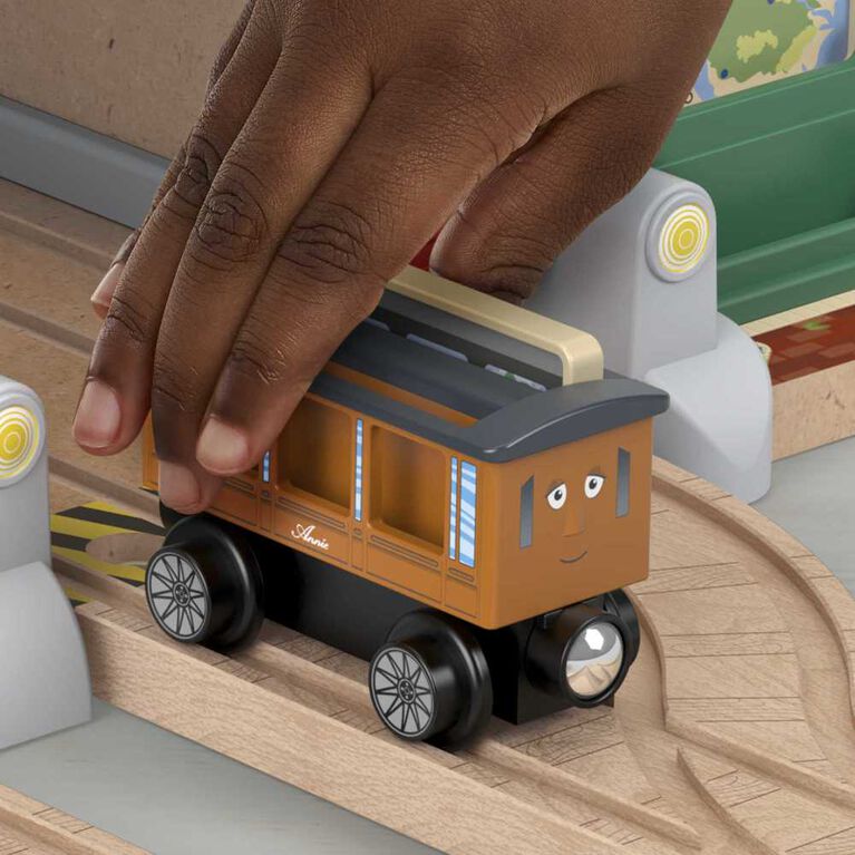 Thomas and Friends Wooden Railway Knapford Station Passenger Pickup Playset