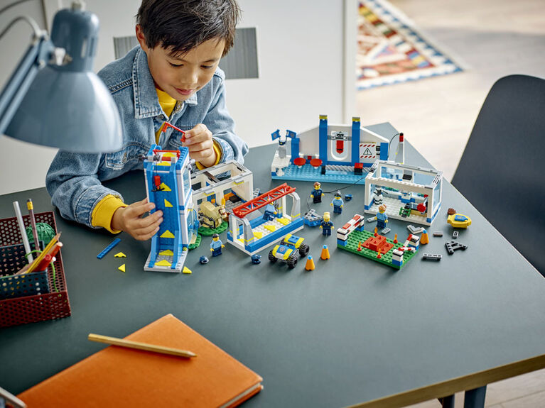 LEGO City L'académie de police 60372 Ensemble de jeu de construction (823 pièces)