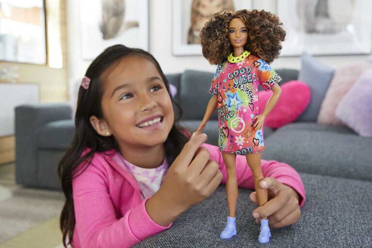 Barbie- Fashionistas - Poupée avec robe graffitis