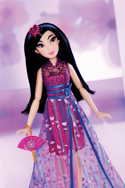 Disney Princess, série Style, poupée Mulan au style moderne avec sac à main et chaussures