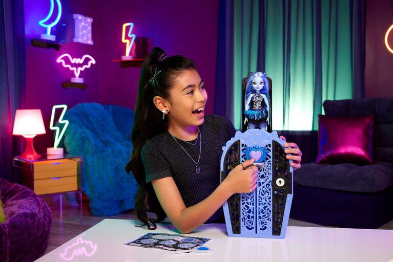 Monster High Skulltimate Secrets Monster Mysteries Playset, Abbey Bominable Doll with 19+ Surprises