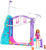 Coffret de jeu Sports extrêmes Barbie Équipe Stacie avec poupée, chiot, équipement et 5 activités