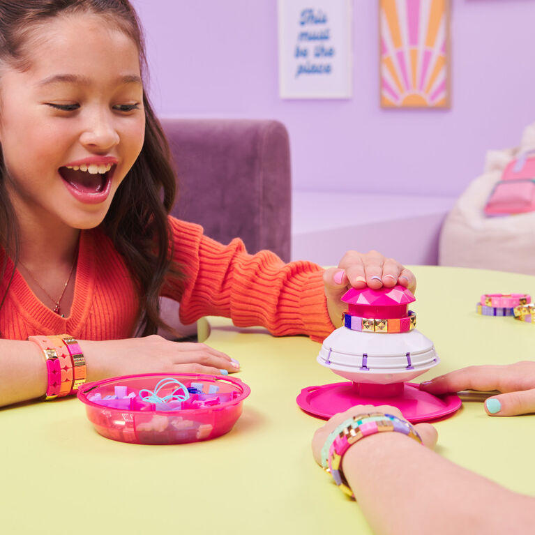 Cool Maker PopStyle Bracelet Maker, 170 superbes perles, 10 bracelets, rangement, coffret de fabrication de bracelets d'amitié, jouets d'art et de loisirs créatifs