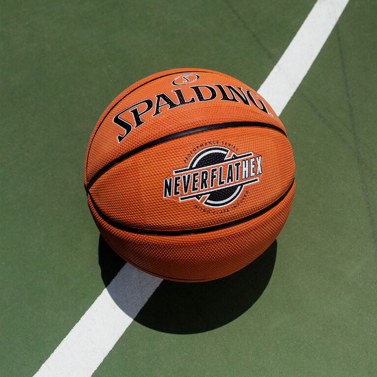 Ballon de basket Spalding Neverflat avec technologie Soft Grip