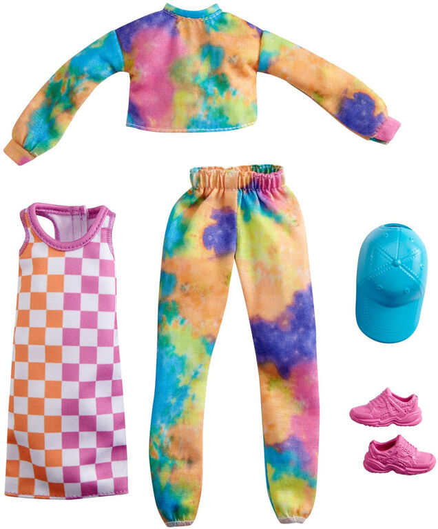 Coffret Tenues Barbie avec 2 tenues pour la poupée Barbie, comprend collant de jogging et chandail en coton ouaté tie-dye, robe à carreaux, casquette bleue et espadrilles roses