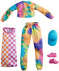Coffret Tenues Barbie avec 2 tenues pour la poupée Barbie, comprend collant de jogging et chandail en coton ouaté tie-dye, robe à carreaux, casquette bleue et espadrilles roses