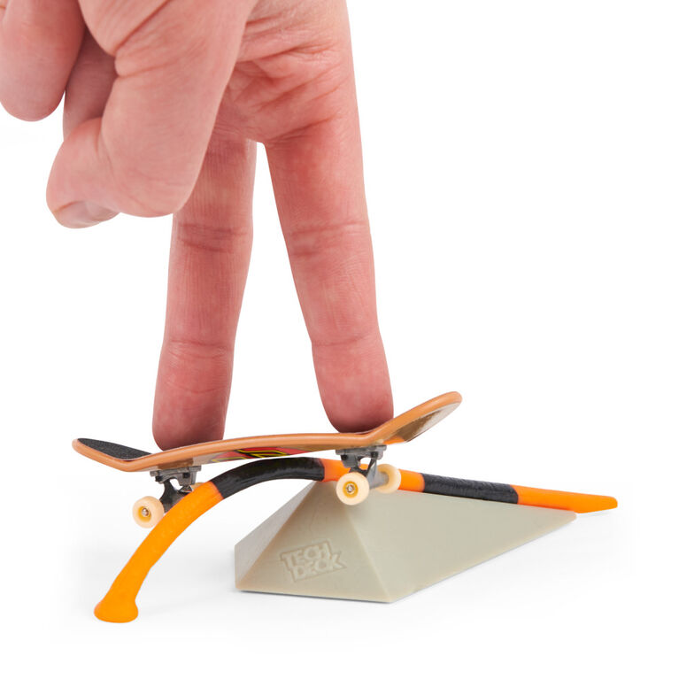 Tech Deck, Santa Cruz Skateboards Versus Series, Collectible Fingerboard 2-Pack and Obstacle Set