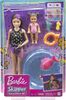 Poupées et coffret de jeu Skipper Babysitters Inc. Barbie avec poupée Skipper Gardienne d'enfants, poupée tout-petit avec maillot de bain à changement de couleur, piscine pour enfants, Baleine jouet aspergeuse et accessoires