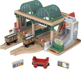 Thomas et ses amis - Piste en bois - Coffret de jeu - Ramassage de passagers à la Gare des Quatre Vents