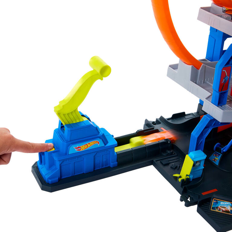 Hot Wheels Mega Loop Garage Playset with 1 Die-Cast Toy Car & 1 Toy Helicopter in 1:64 Scale