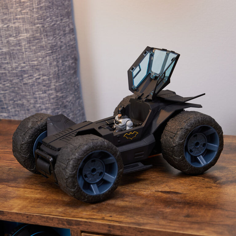 DC Comics, Batman, Stunt Force Batmobile, voiture radiocommandée d'intérieur, compatible avec figurine articulée, Turbo Boost et cascades délirantes, jouets de super-héros à collectionner