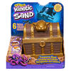 Kinetic Sand, ensemble de jeu de chasse au trésor avec 9 révélations surprises, 1,25 lb de sable de jeu brun et or chatoyant rare
