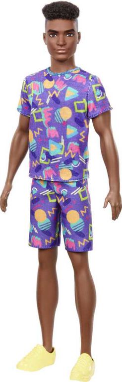 Poup&eacute;e Barbie Ken porte un haut et un short violets assortis