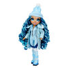 Poupée Rainbow High Winter Break Skyler Bradshaw - Poupée-mannequin Winter Break bleue et jouet avec 2 tenues complètes de poupée, planche à neige et accessoires d'hiver pour la poupée