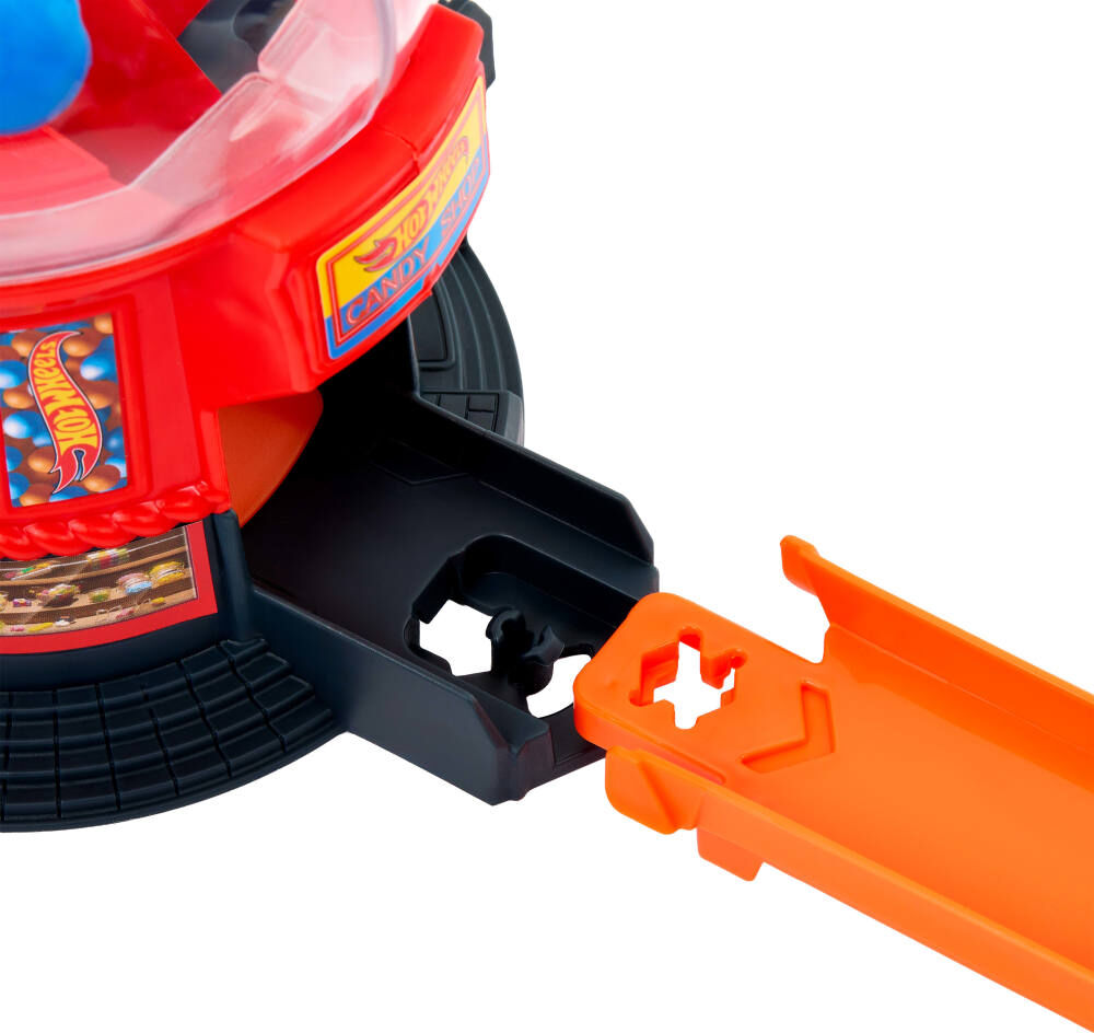 Hot Wheels Downtown Candy Shop Playset & 1:64 Scale Die-Cast Toy Car, Speed Snap Track