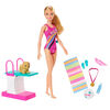 Poupée ​Barbie Nageuse inspirée de l'émission "Barbie Dreamhouse Adventures", 29,2 cm (11,5 po), en maillot de bain, avec plongeoir et Chiot