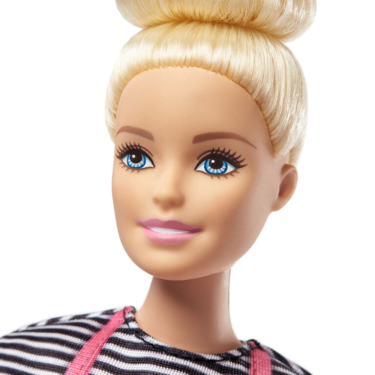 Barbie Coffee Shop with 12-in/30.40-cm Blonde Curvy Doll & 20+ Realistic Play Pieces