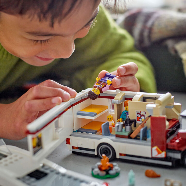 LEGO City L'autocaravane d'aventure de vacances, ensemble de véhicule pour les enfants de 6 ans et plus 60454