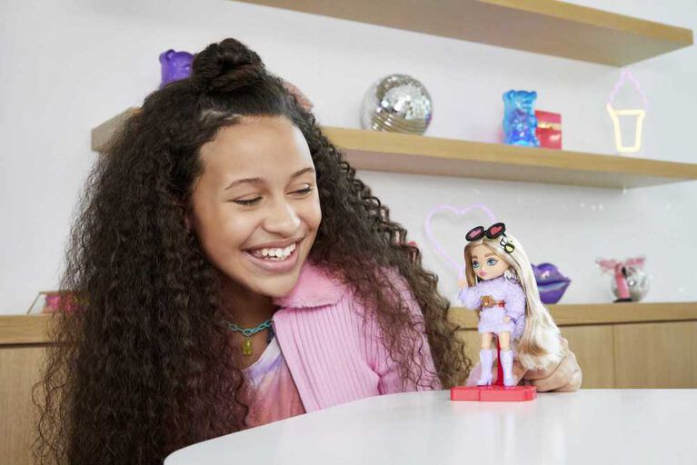 Barbie Extra Minis Doll #4 (5.5 in) in Fashion and Accessories, with Doll Stand