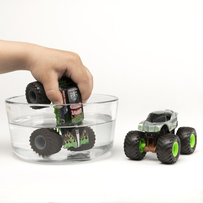 Monster Jam, Official Grave Digger vs. Alien Invasion Color-Changing Die-Cast Monster Trucks, 1:64 Scale