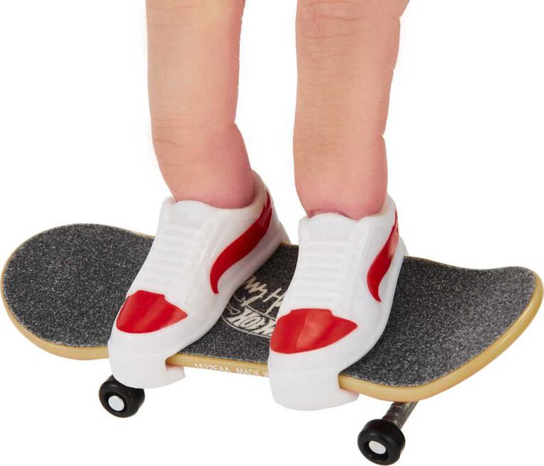 Hot Wheels Skate Tony Hawk Fingerboard and Skate Shoes (Styles May Vary)